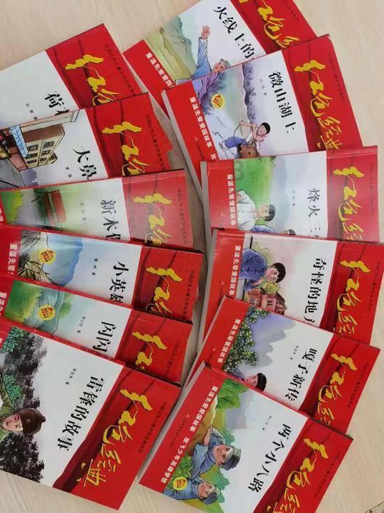 李宇春气场赶不上，穿刺绣西装配条纹针织衫+老花裤，美出国际范